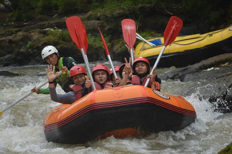 Galeri Keseruan Rafting (1) Galeri Keseruan Rafting (1)